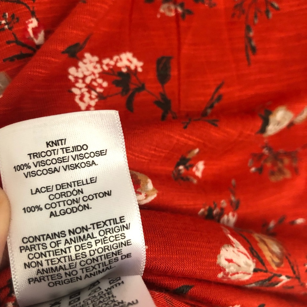 Lucky Brand red floral top blouse lace details viscose soft key hole neck sz XS - Picture 15 of 15